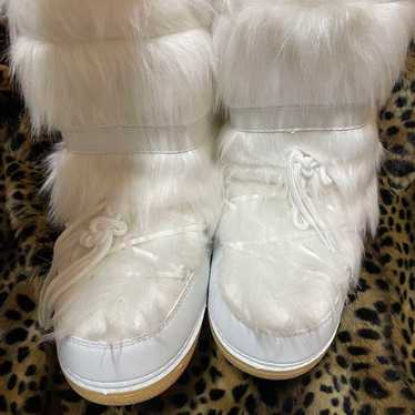 White fur boots, Y2K Heisei gal, Grunge.