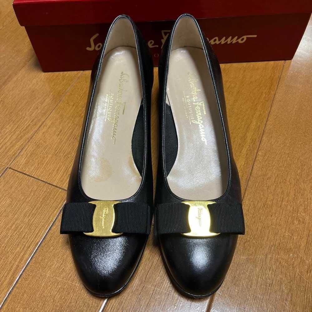 Salvatore Ferragamo black leather pumps in size 7… - image 1