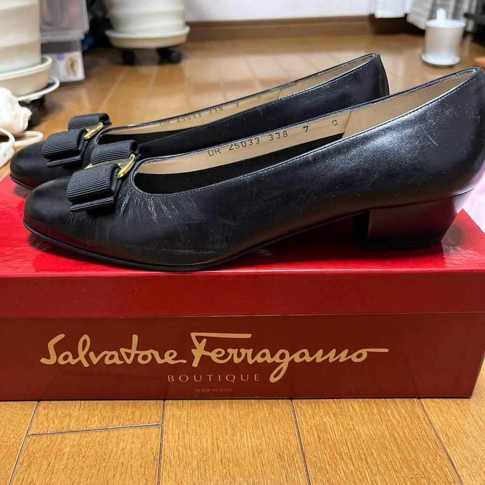 Salvatore Ferragamo black leather pumps in size 7… - image 2