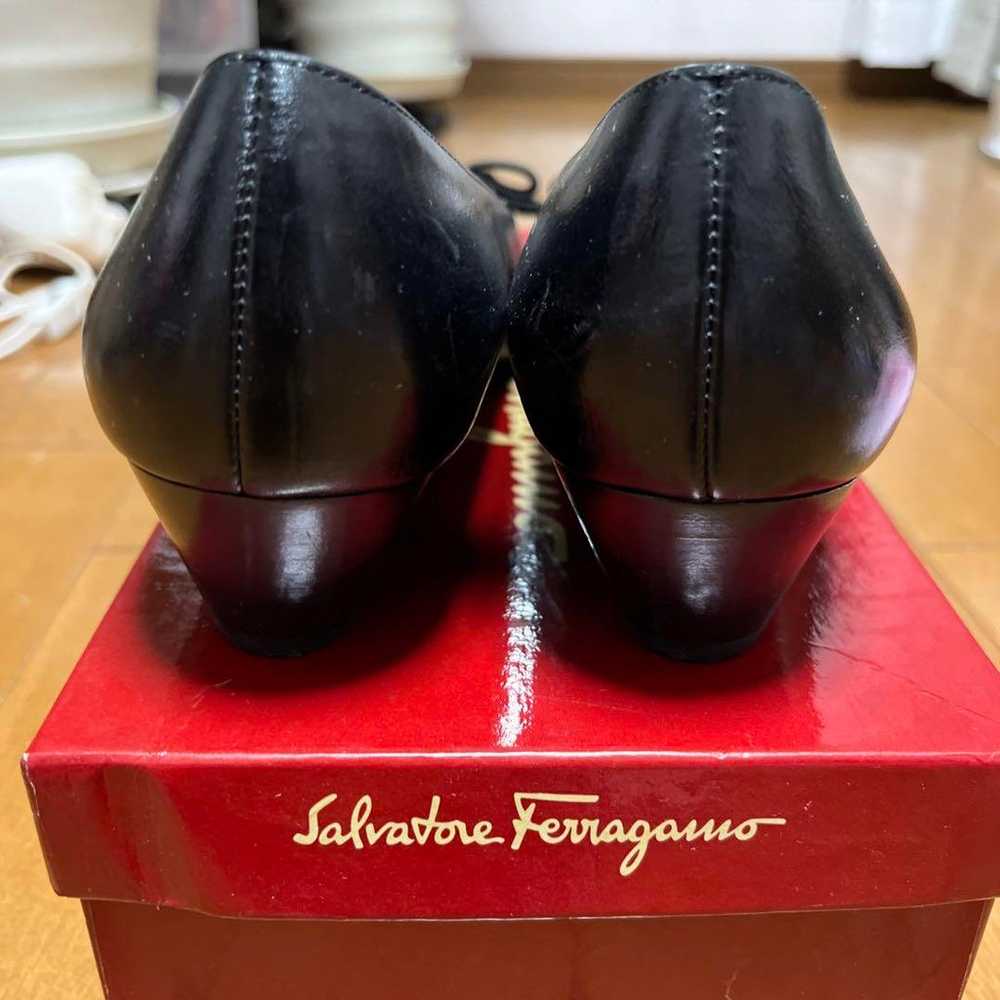 Salvatore Ferragamo black leather pumps in size 7… - image 3