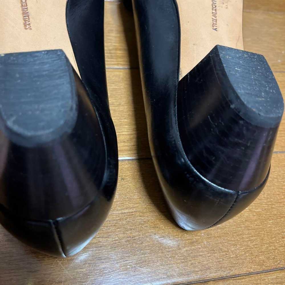 Salvatore Ferragamo black leather pumps in size 7… - image 9