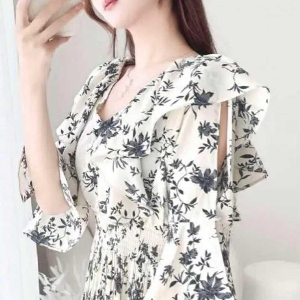 Frill-collar floral-print shoulder-slit one-piece… - image 1