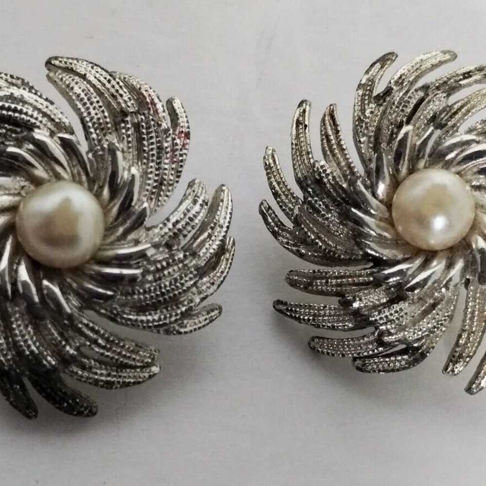 Vtg Sarah Coventry Silver Tone Flower Faux Pearl … - image 1