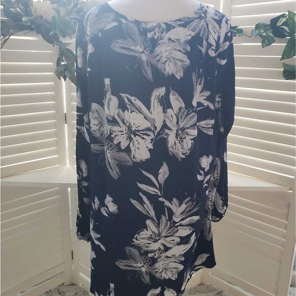 LULUS LINED RAYON V NECK NAVY FLORAL WHITE GRAY T… - image 7