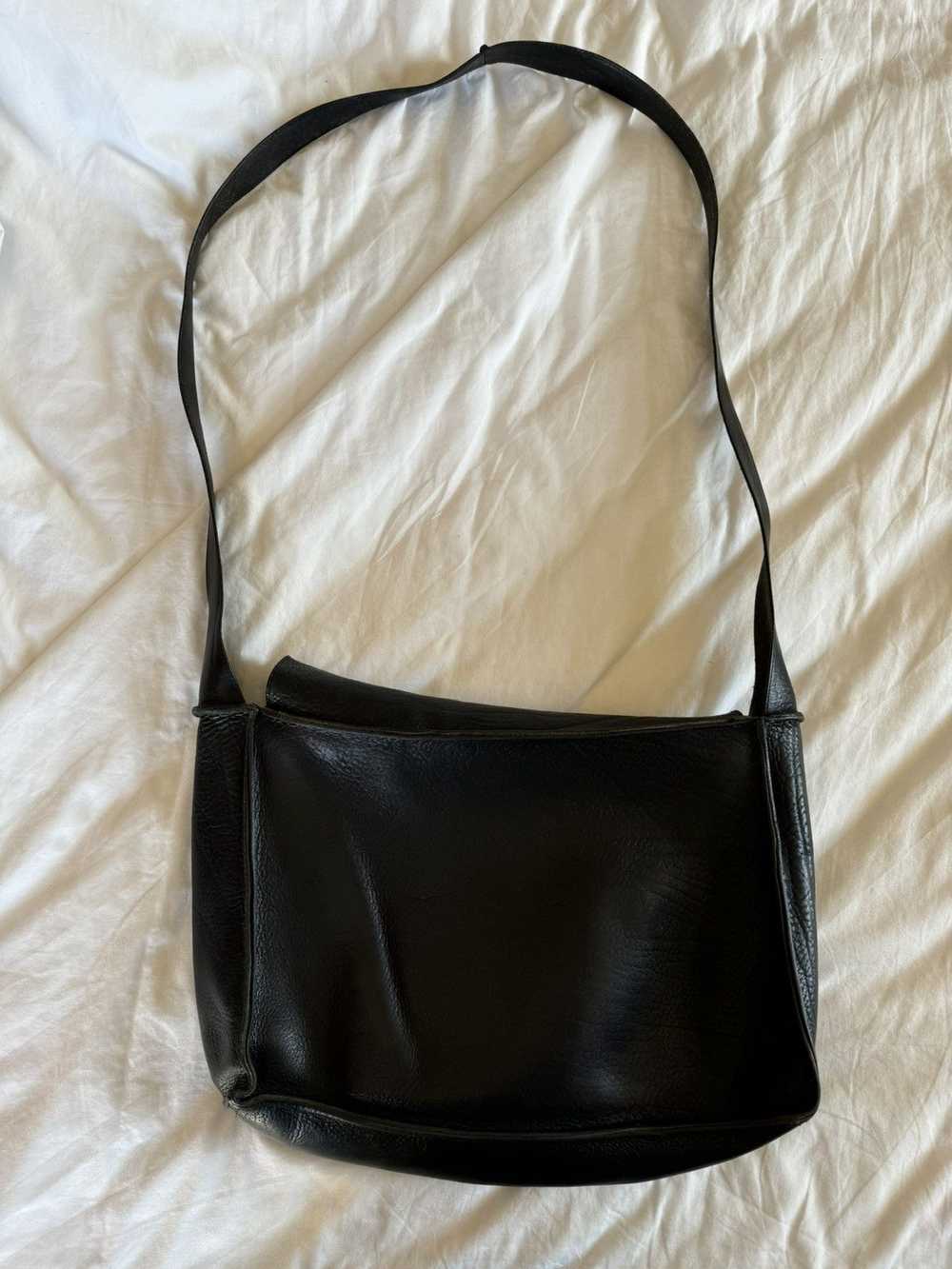 Cydwoq CYDWOQ black leather shoulder bag asymmetr… - image 4