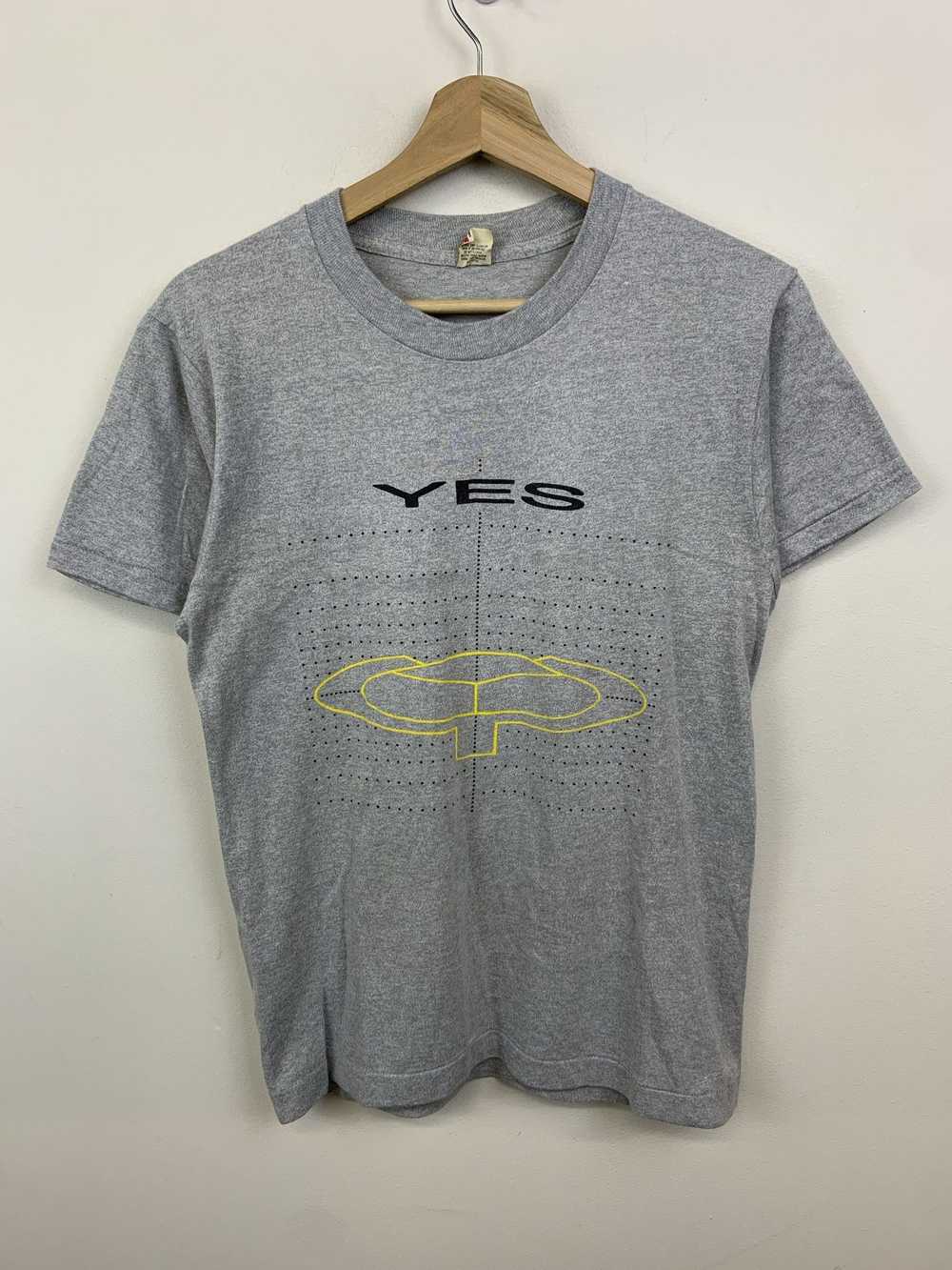 Tee × Tee Shirt Vintage 1984 Yes World Tour Singl… - image 1