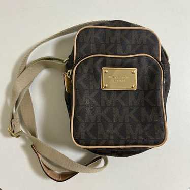 Michael Kors shoulder bag in dark brown.