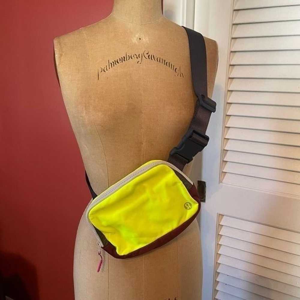 LULULEMON | everywhere belt bag neon multicolor - image 3