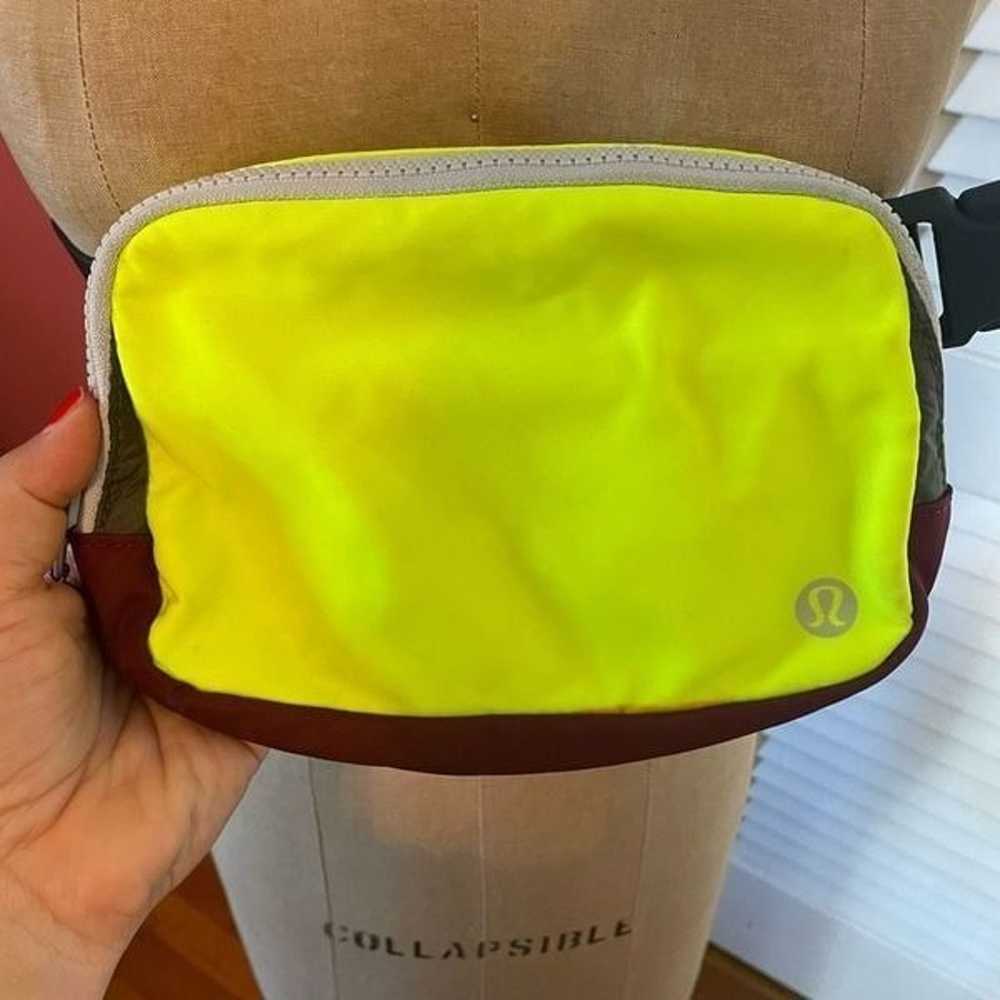 LULULEMON | everywhere belt bag neon multicolor - image 4