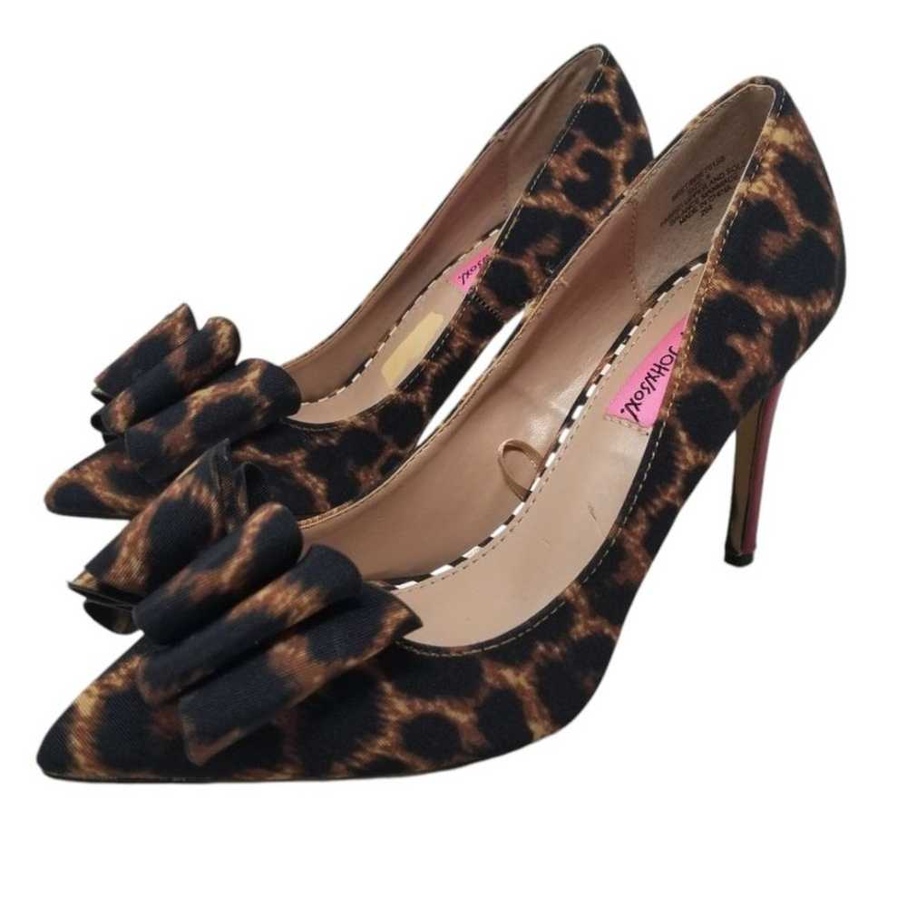 Betsey Johnson Bret Animal Print Bow Heels size 6 - image 5