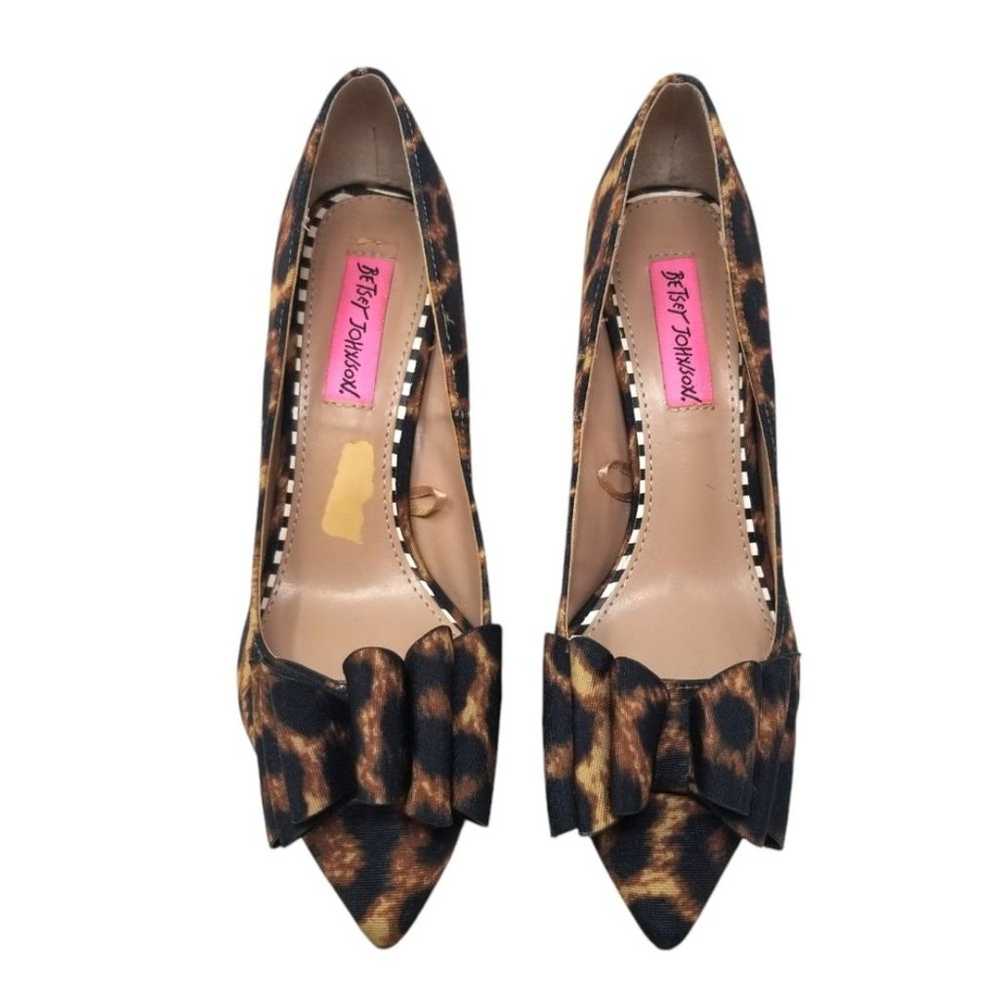 Betsey Johnson Bret Animal Print Bow Heels size 6 - image 9