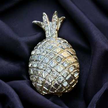 Vintage Vintage gold tone rhinestone pineapple br… - image 1