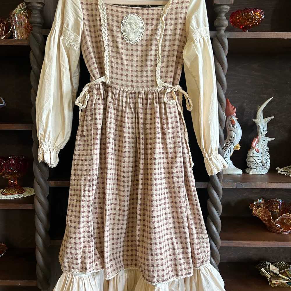 Cottagecore gingham peasant dress - image 4