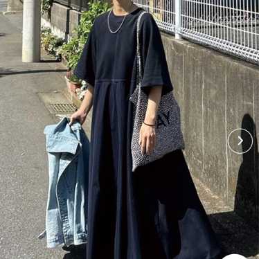 Black short-sleeved dress. - Gem