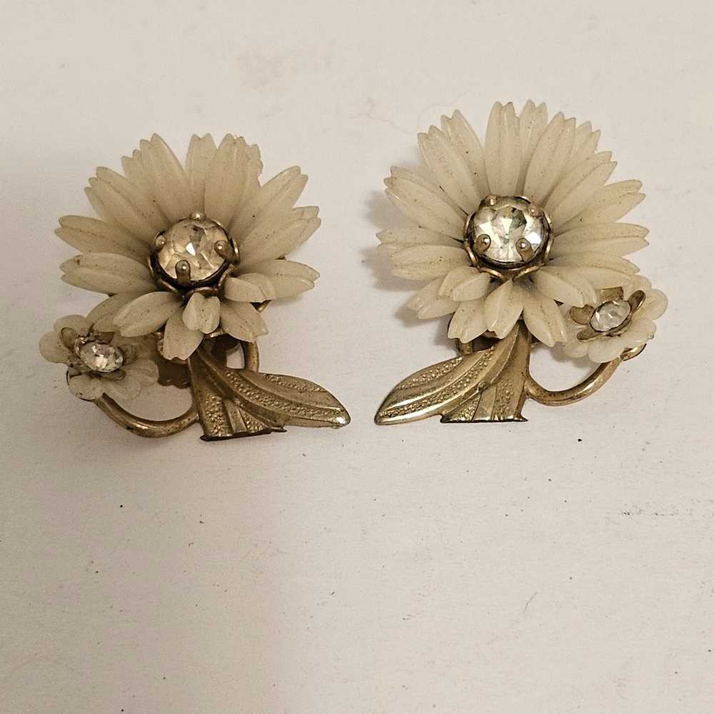 ABSOLUTELY GORGEOUS Vintage Dainty Flower Clip On… - image 1