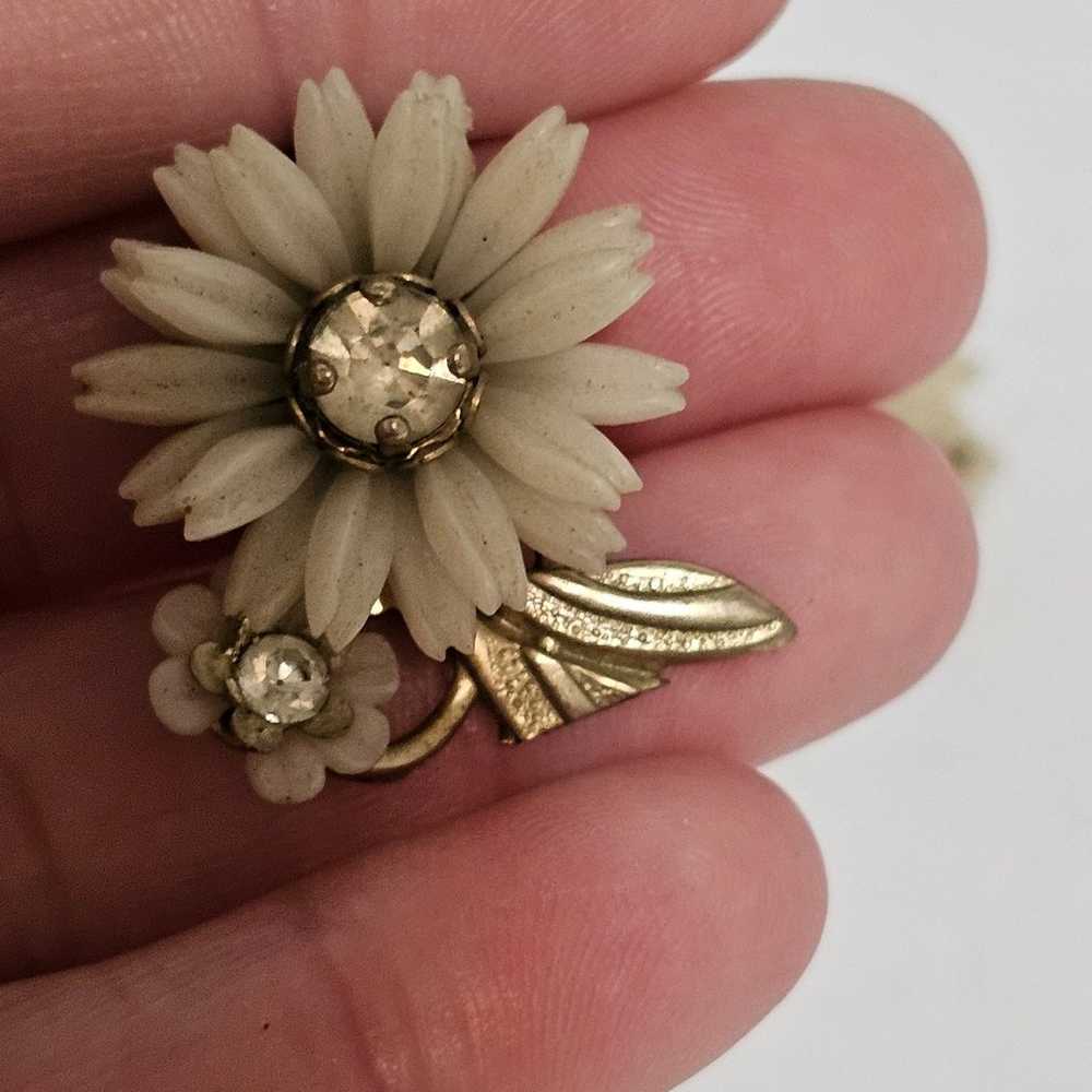 ABSOLUTELY GORGEOUS Vintage Dainty Flower Clip On… - image 2