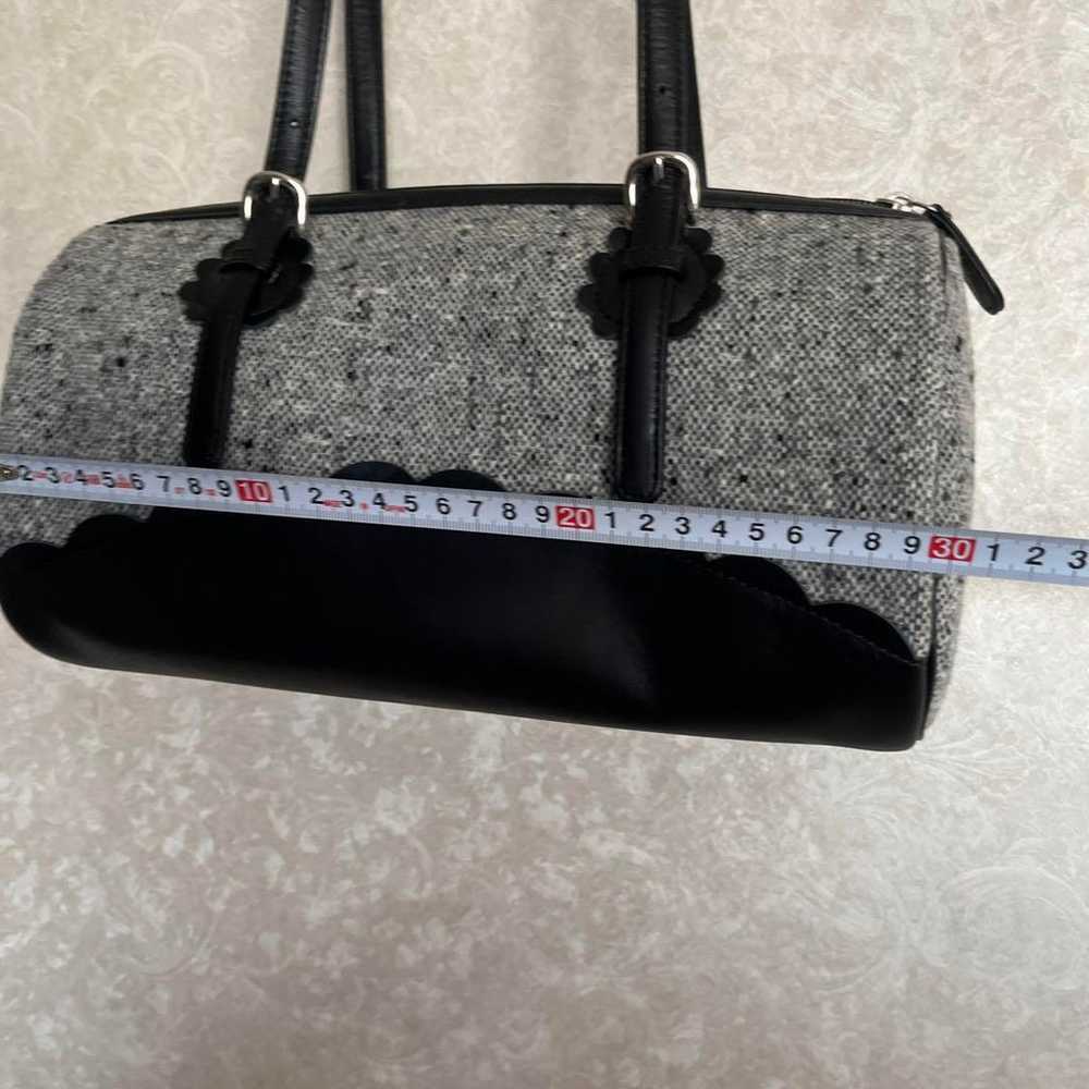 Gray and black handbag. - image 2