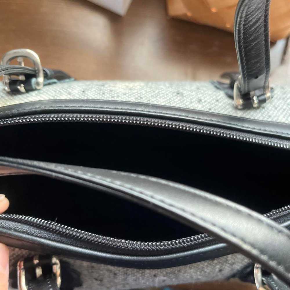 Gray and black handbag. - image 6