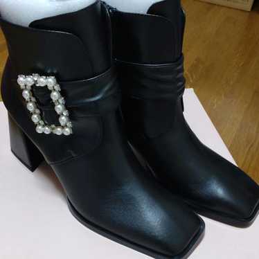 Black synthetic leather ankle boots with pearls, … - image 1