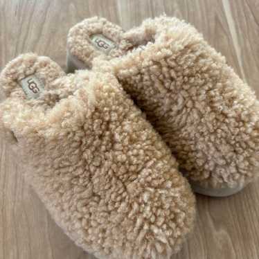 UGG Maxi Curly Platform Slipper