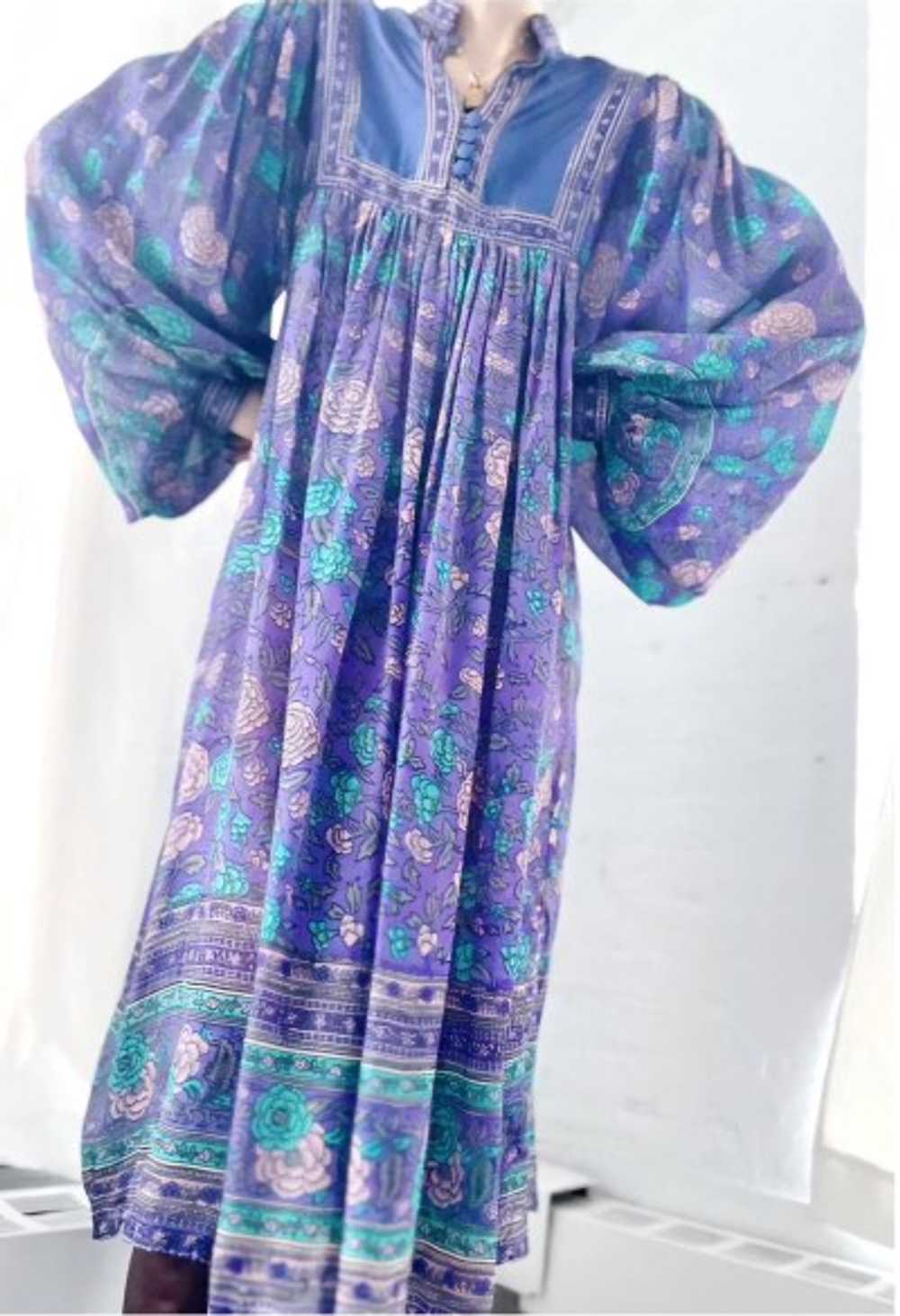 70s silk chiffon India balloon sleeve dress - image 4