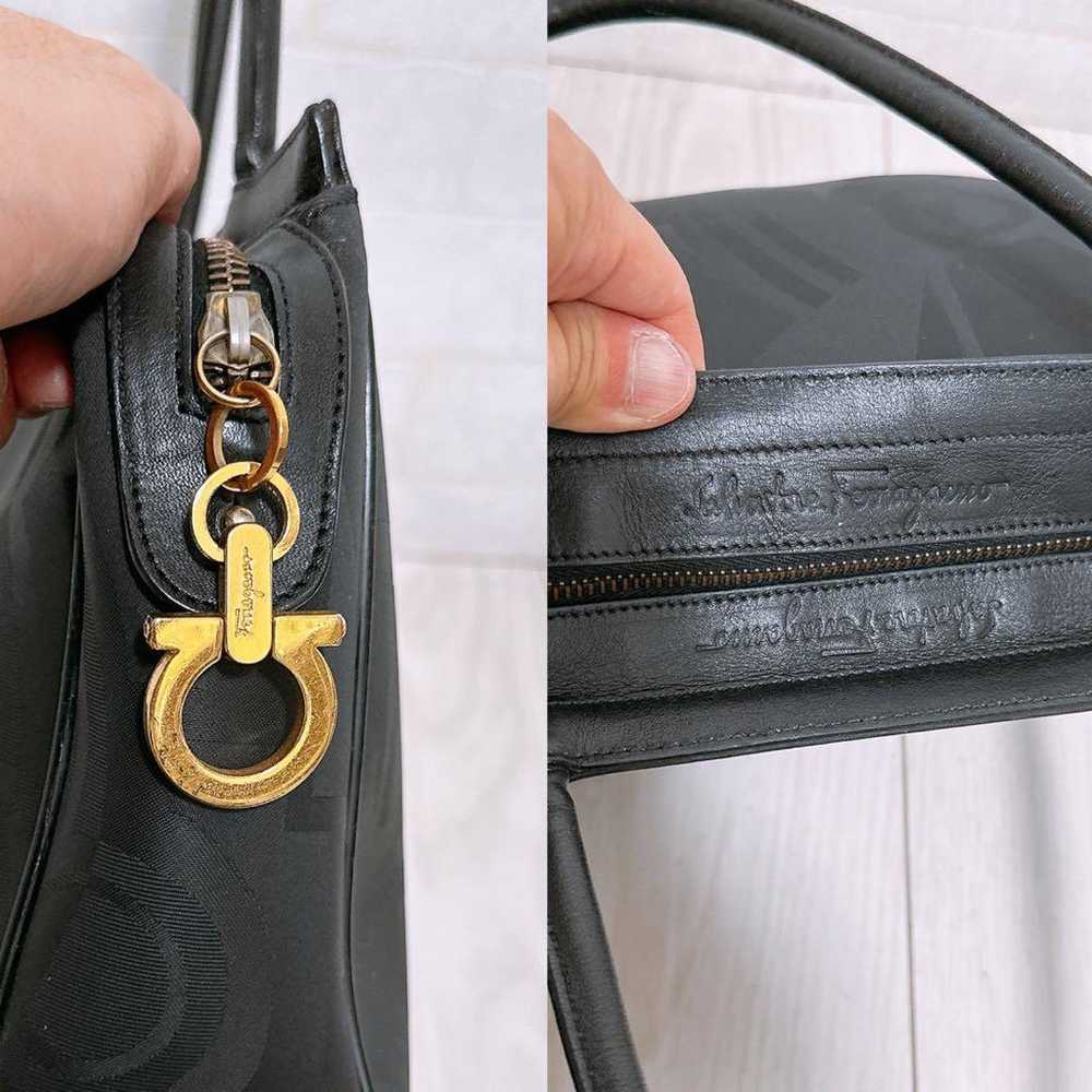 "High-quality" Ferragamo handbag. - image 4