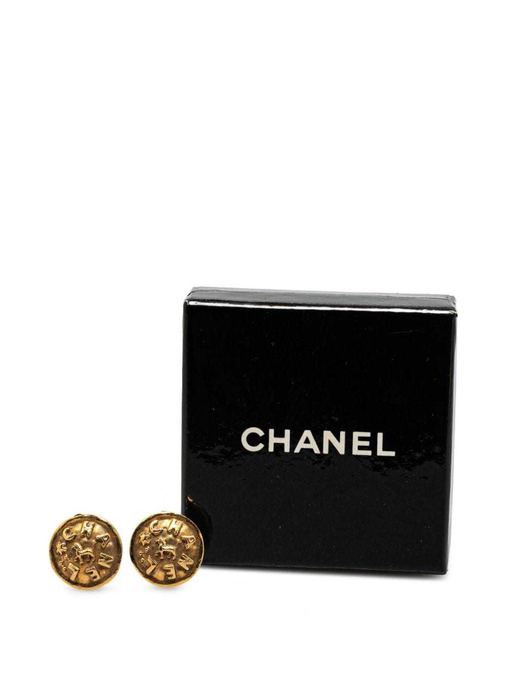 CHANEL Pre-Owned 1980-1990 Gold Plated Logo Clip … - image 4