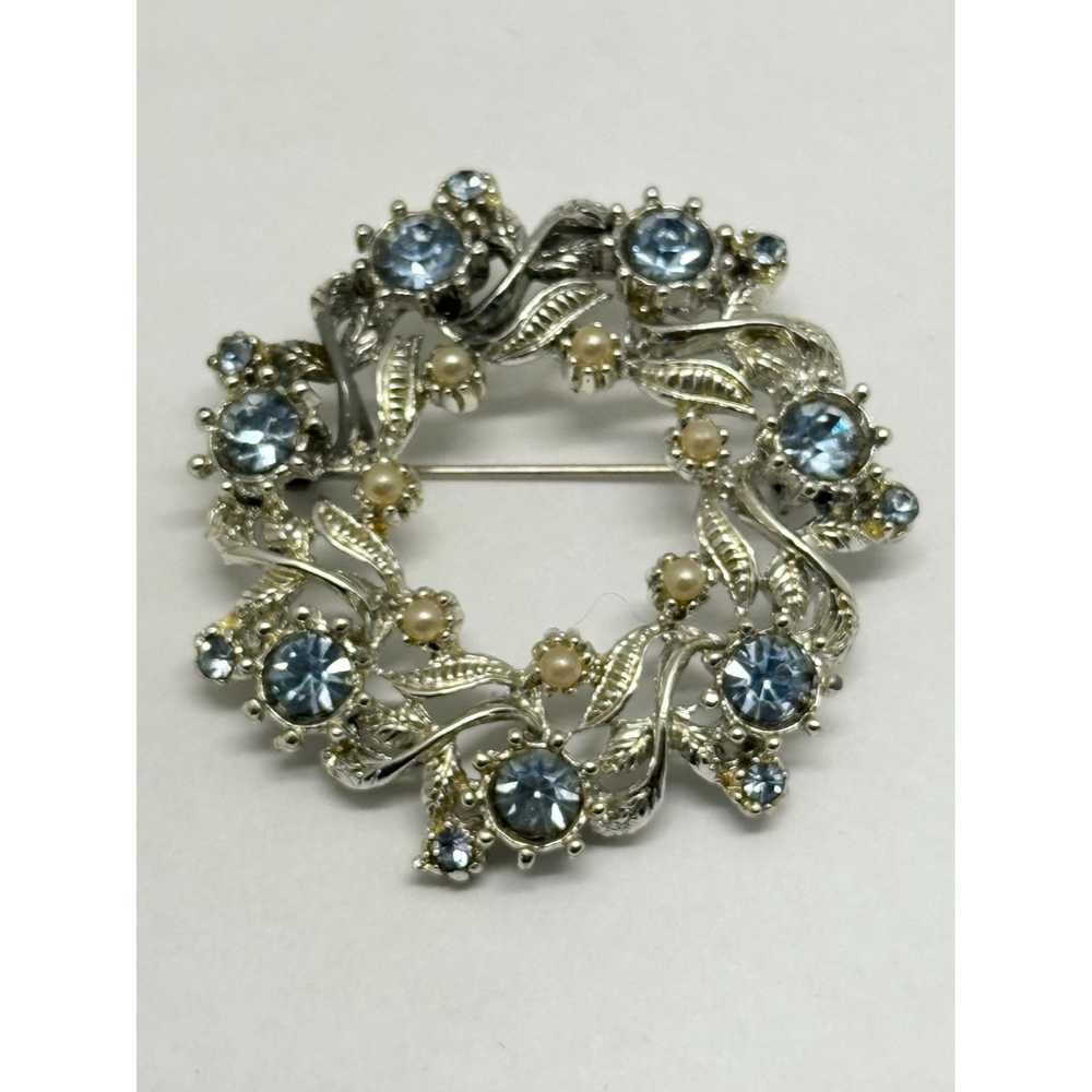 Vintage Vintage blue rhinestone wreath brooch Pin - image 1