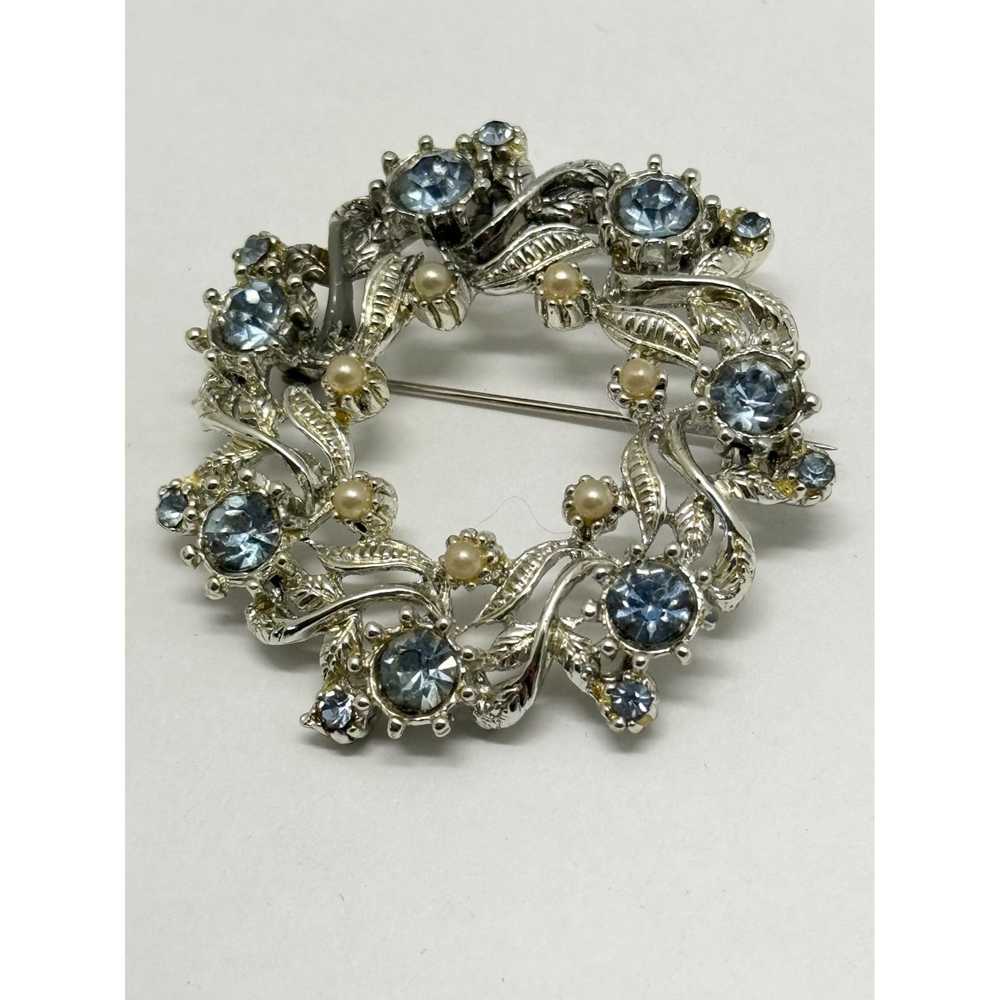 Vintage Vintage blue rhinestone wreath brooch Pin - image 2