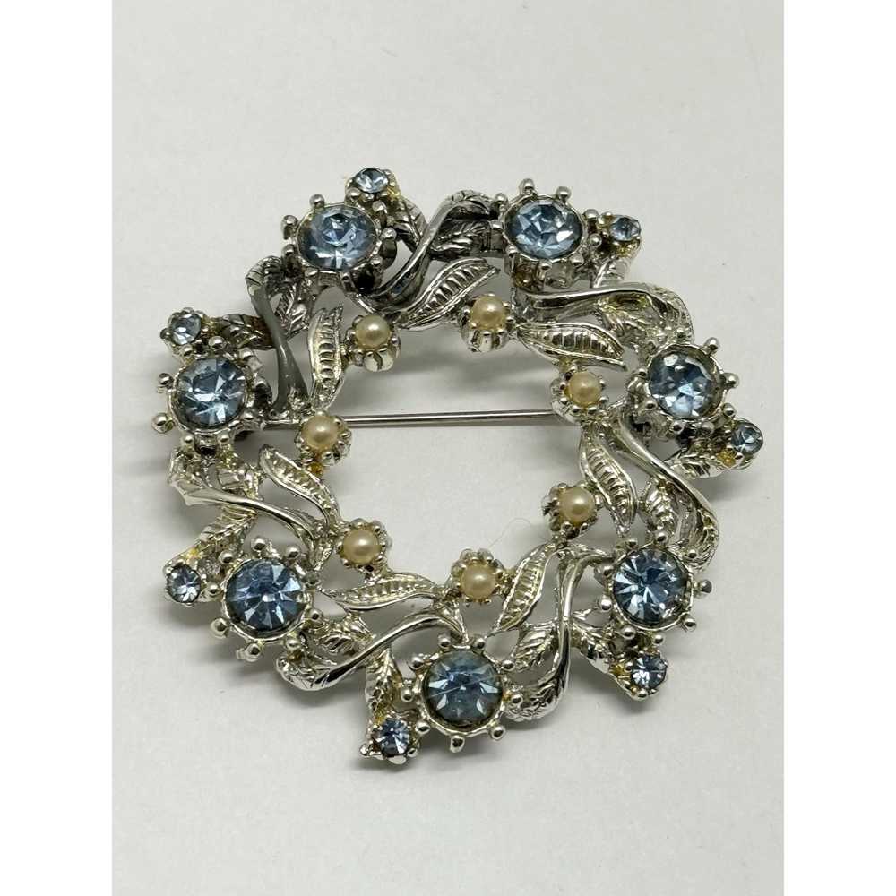 Vintage Vintage blue rhinestone wreath brooch Pin - image 3