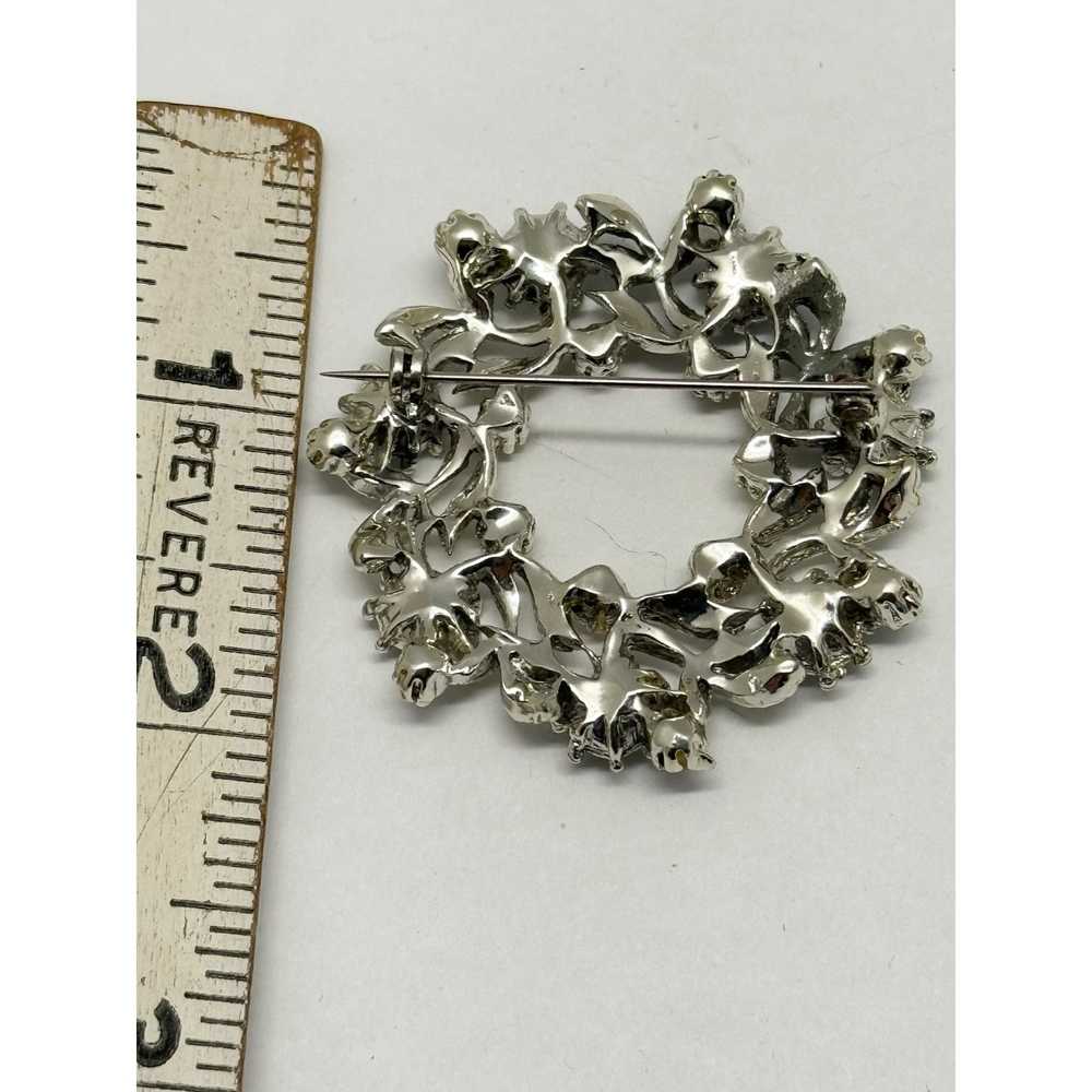 Vintage Vintage blue rhinestone wreath brooch Pin - image 4