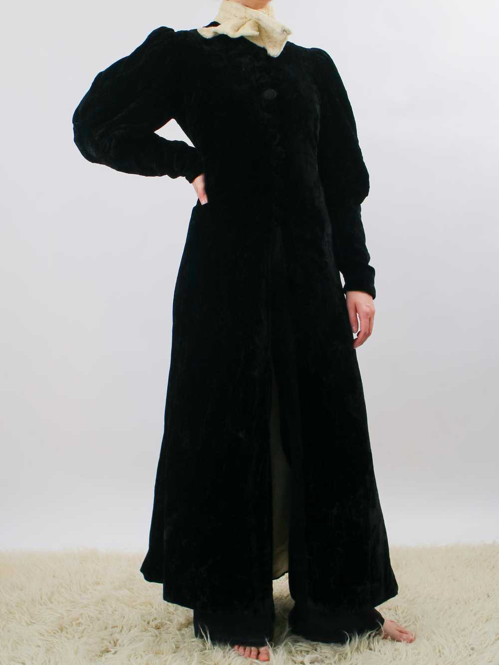 1930s Black Silk Velvet Mutton Sleeve Opera Coat - image 2