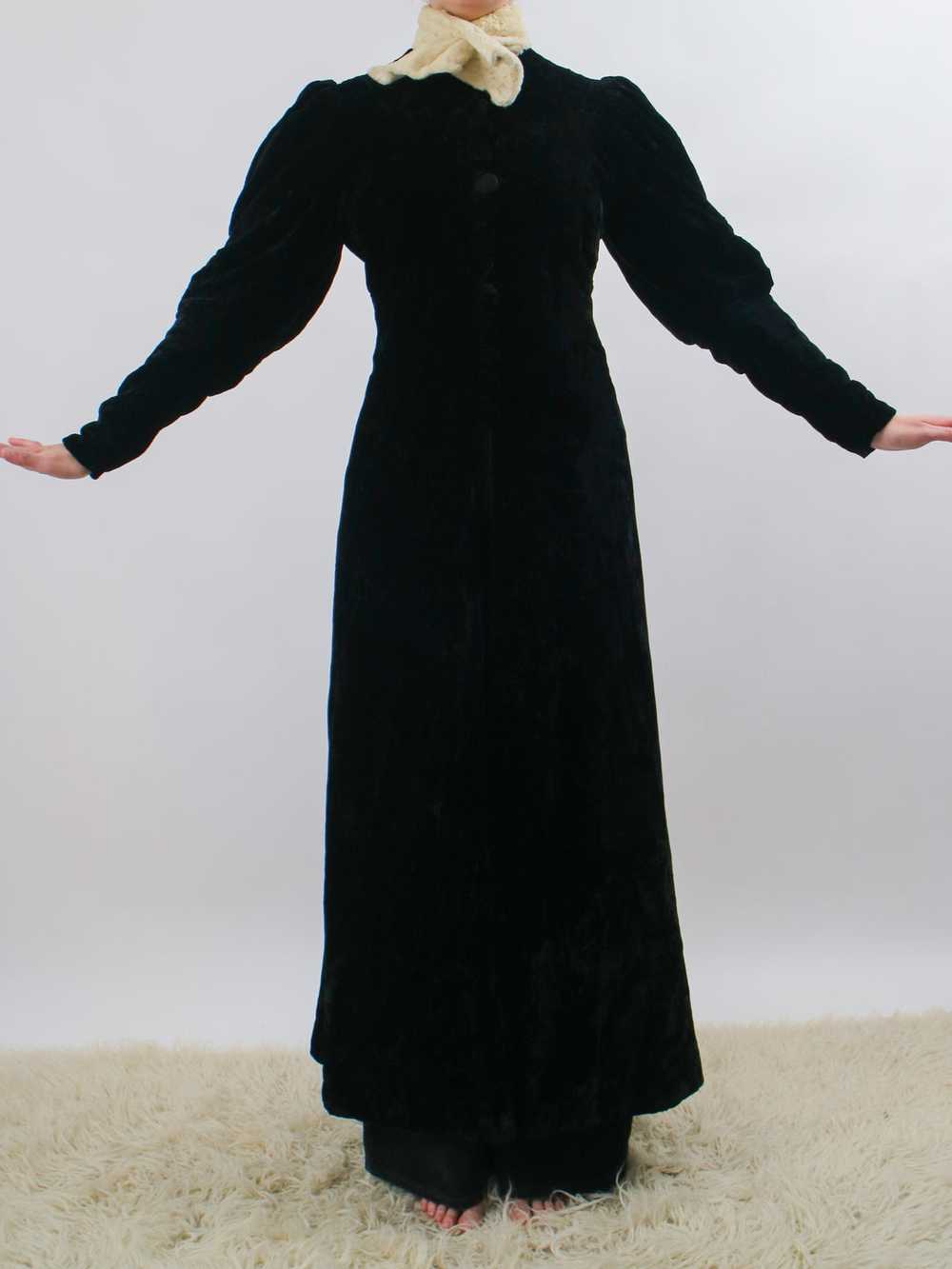 1930s Black Silk Velvet Mutton Sleeve Opera Coat - image 4