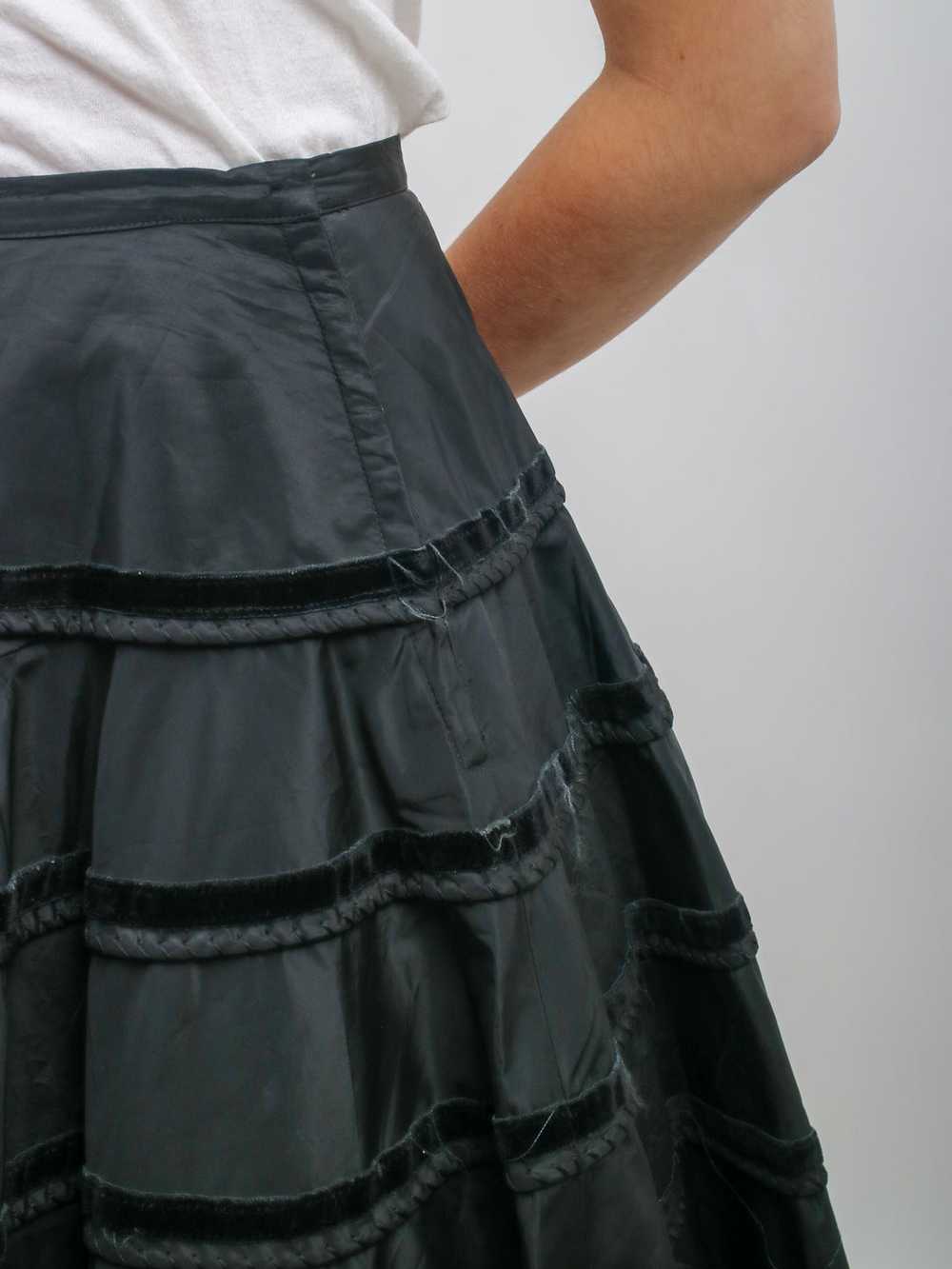 1950s Black Taffeta and Velvet Full Circle Skirt - image 10