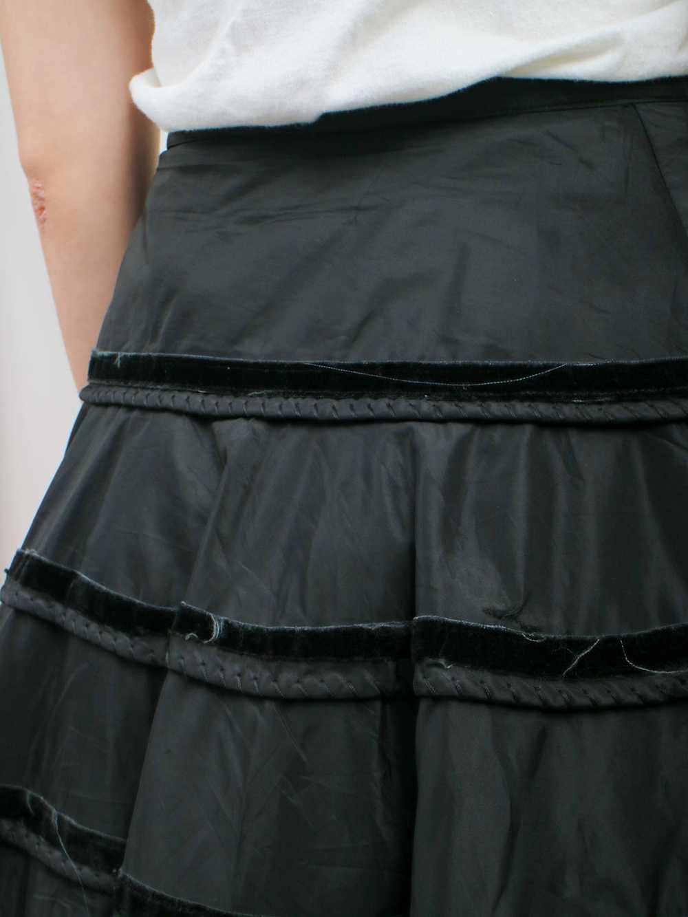 1950s Black Taffeta and Velvet Full Circle Skirt - image 11