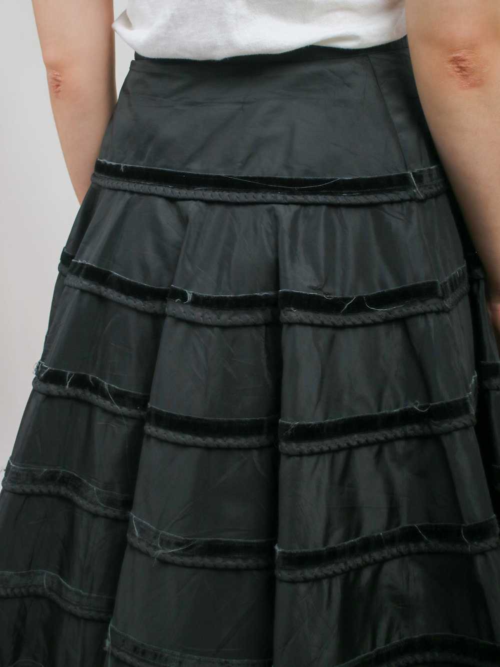 1950s Black Taffeta and Velvet Full Circle Skirt - image 12