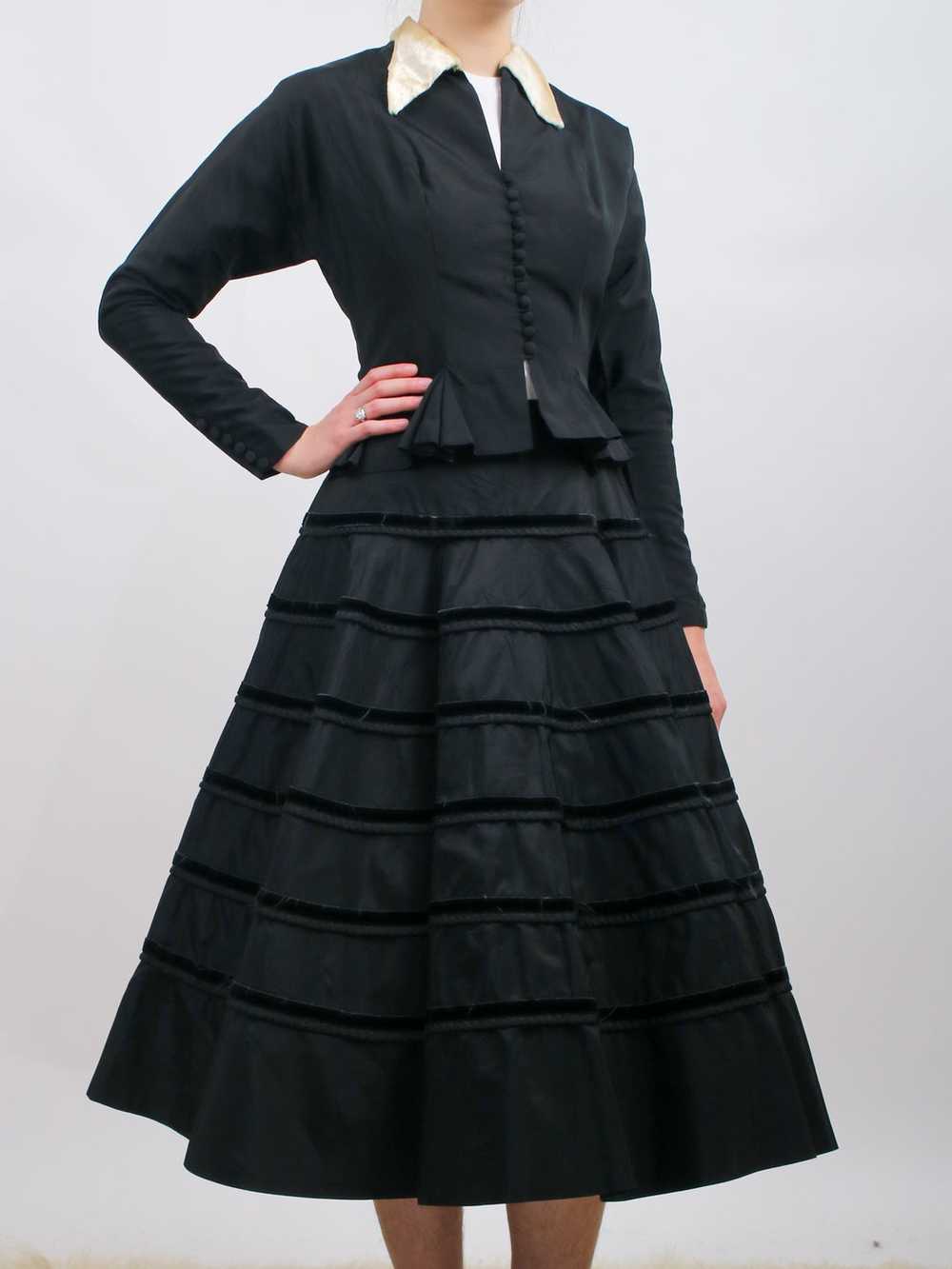 1950s Black Taffeta and Velvet Full Circle Skirt - image 3