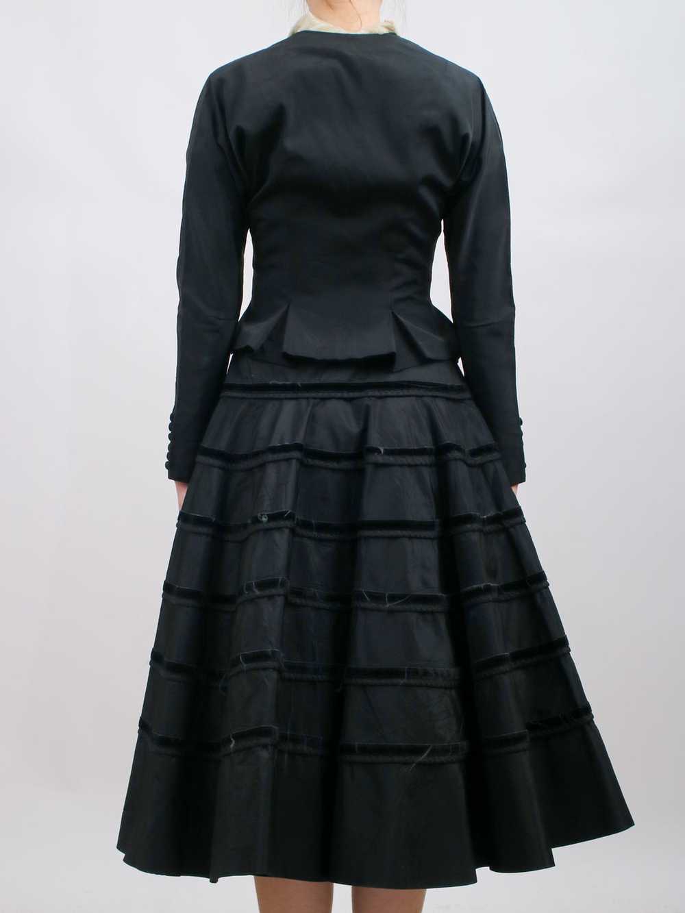 1950s Black Taffeta and Velvet Full Circle Skirt - image 4