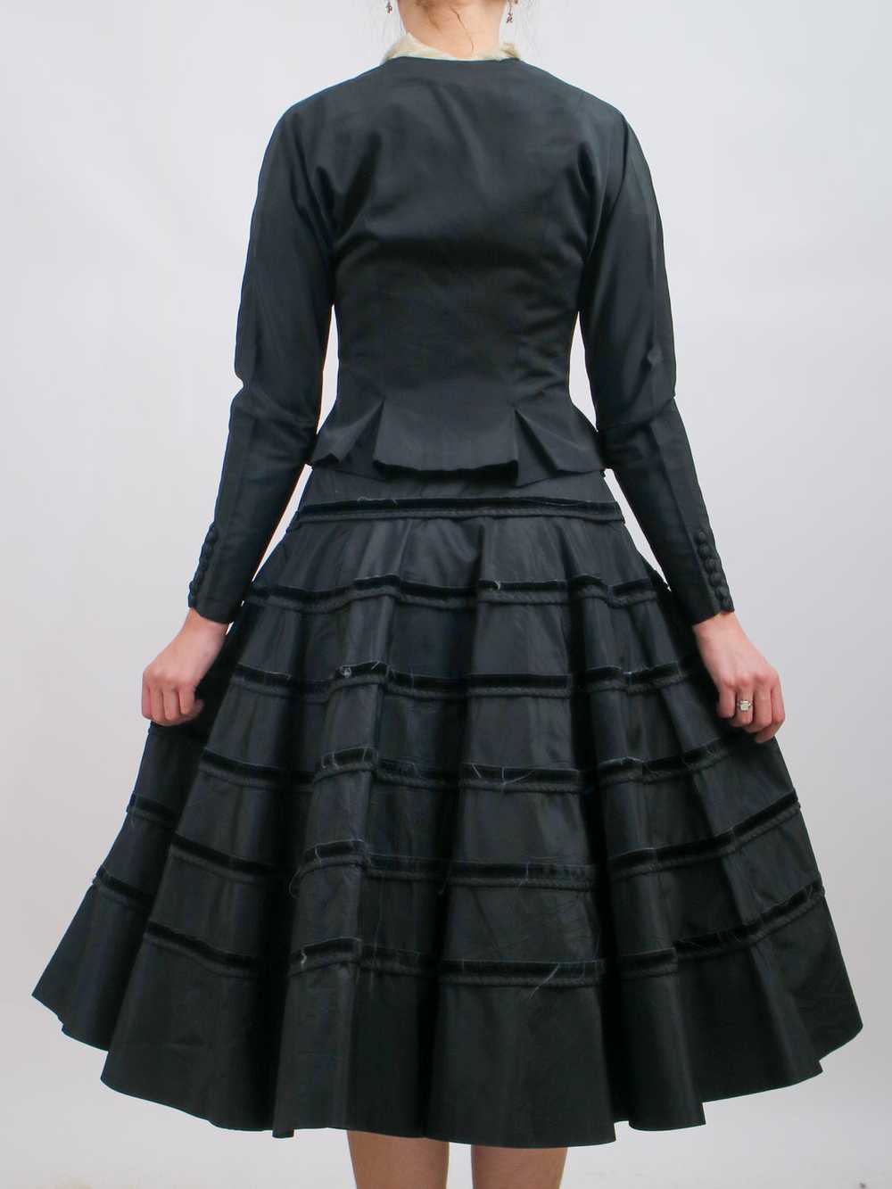 1950s Black Taffeta and Velvet Full Circle Skirt - image 5