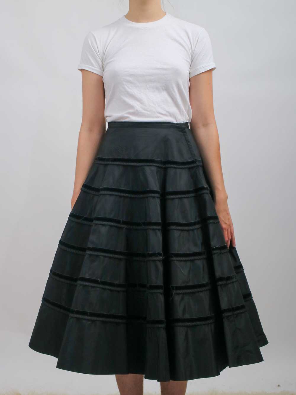 1950s Black Taffeta and Velvet Full Circle Skirt - image 6