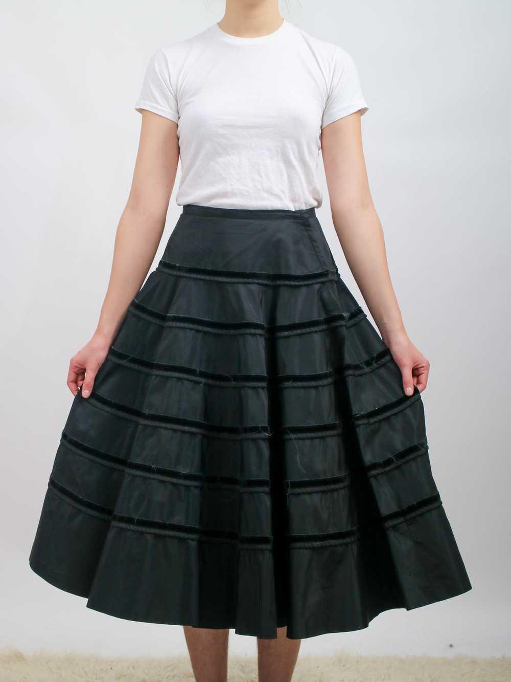 1950s Black Taffeta and Velvet Full Circle Skirt - image 7