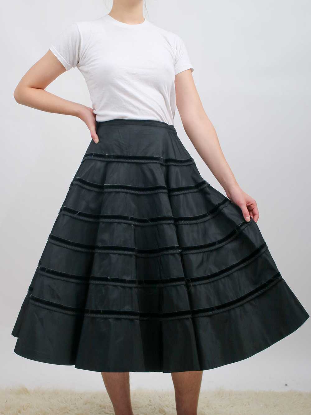 1950s Black Taffeta and Velvet Full Circle Skirt - image 8