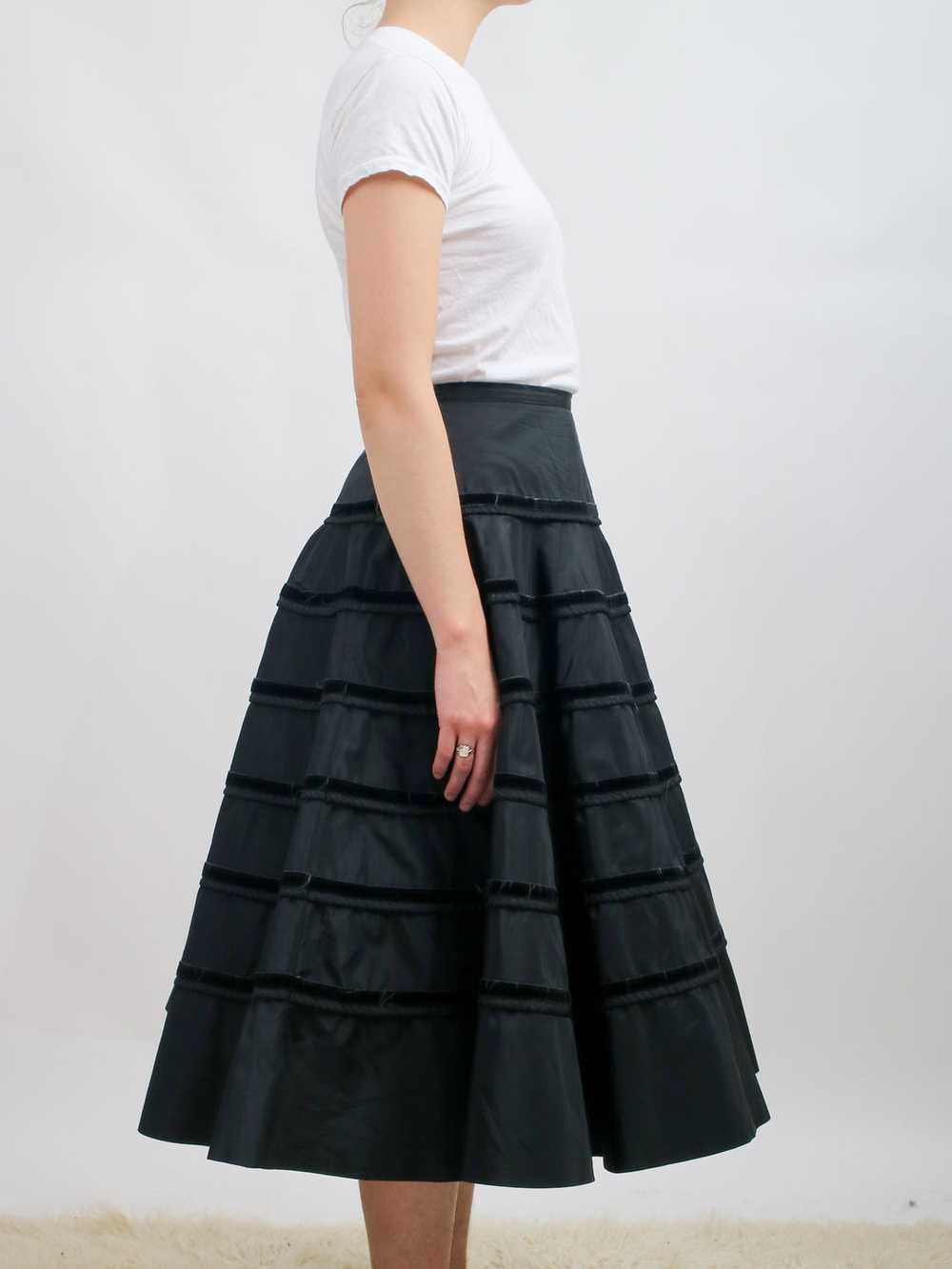 1950s Black Taffeta and Velvet Full Circle Skirt - image 9