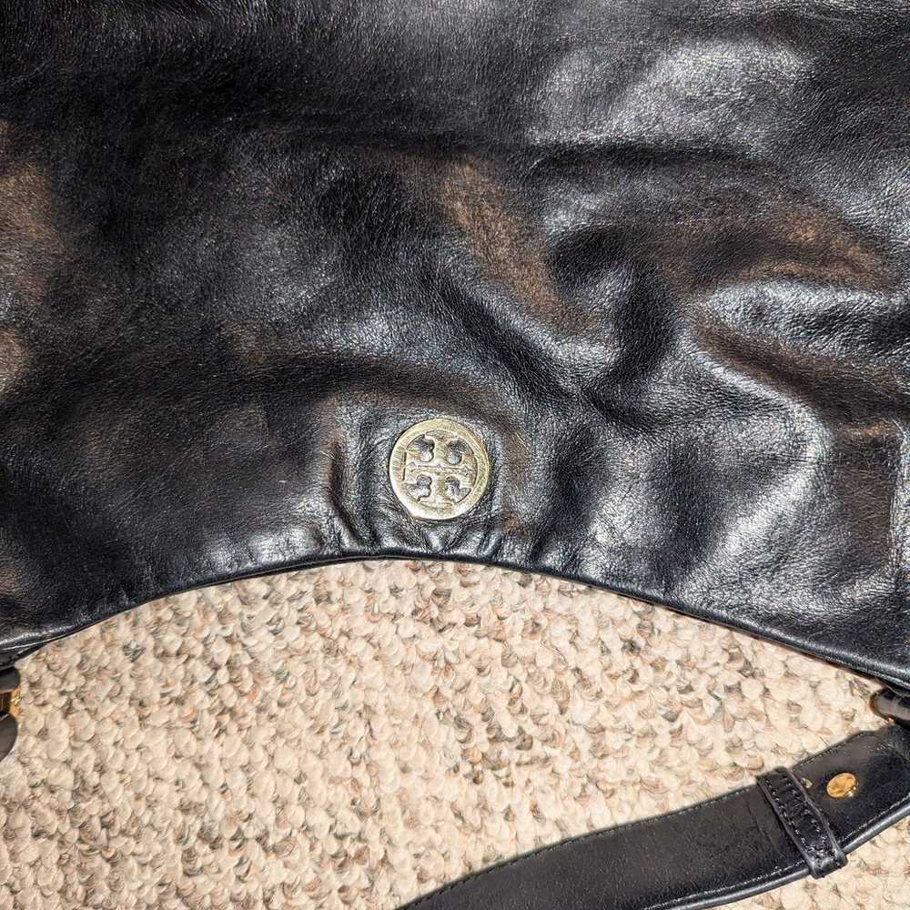 VINTAGE TORY BURCH BLACK LEATHER HOBO SHOULDER PU… - image 2