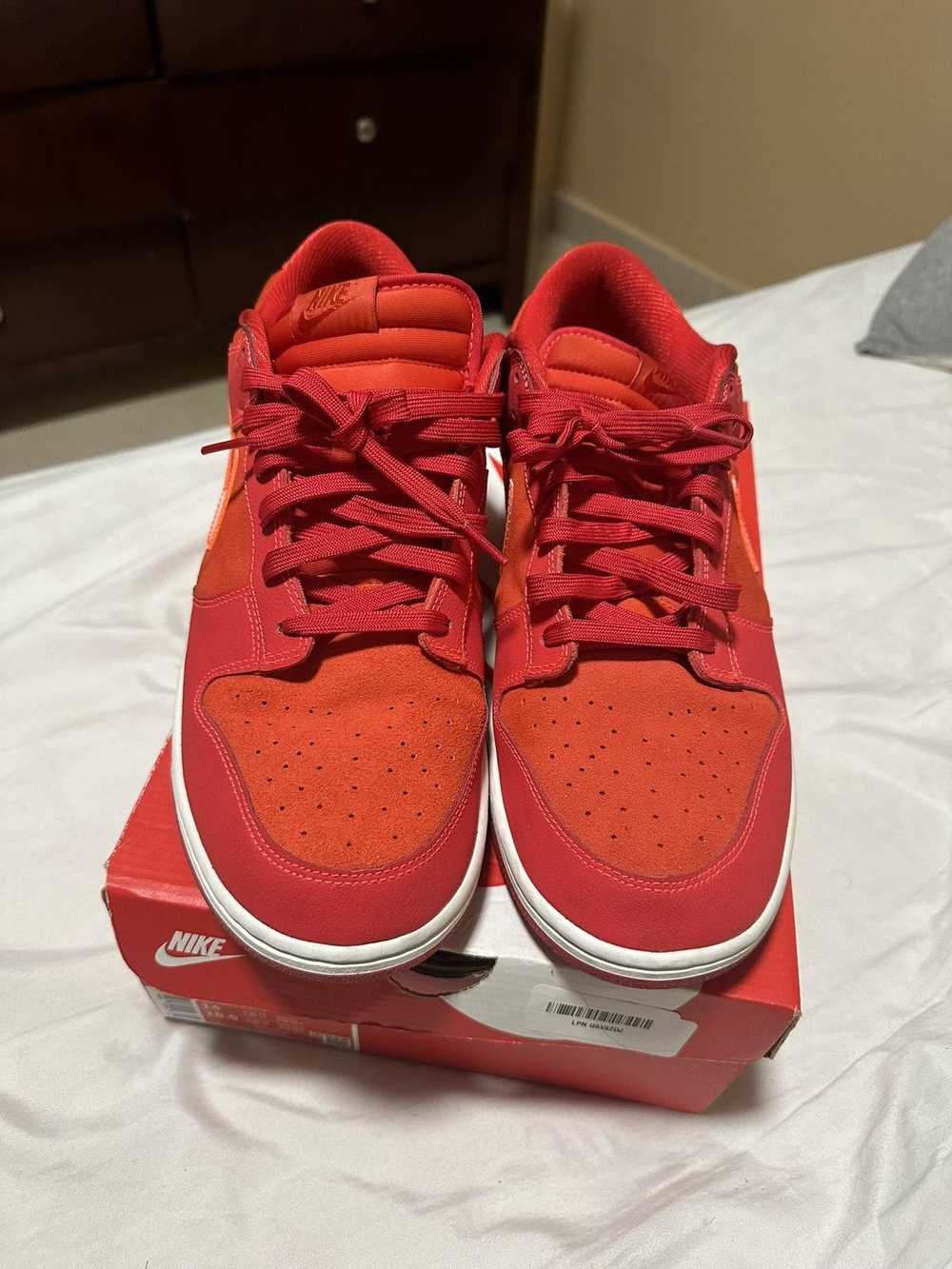 Nike NIKE DUNK LOW UNIVERSITY RED/BRIGHT CRIMSON - image 2