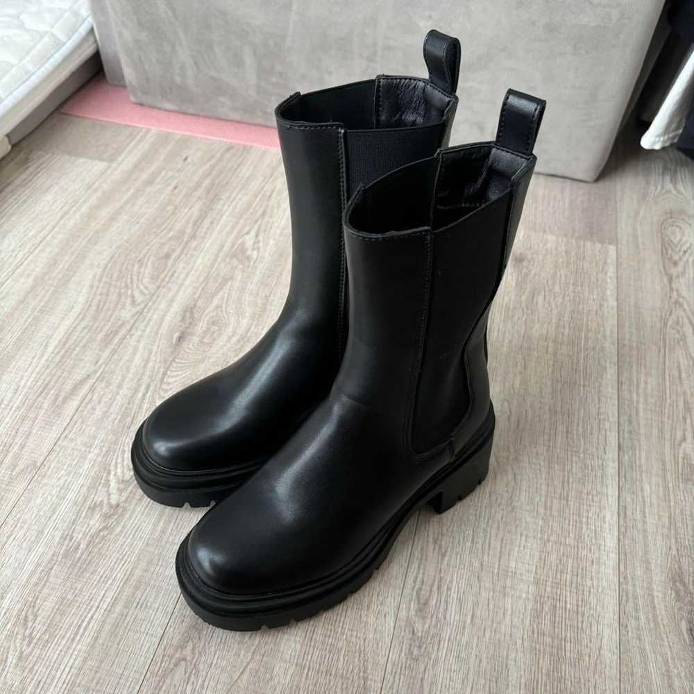 Side gore boots in excellent condition. - image 4