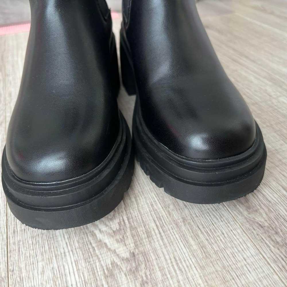 Side gore boots in excellent condition. - image 6