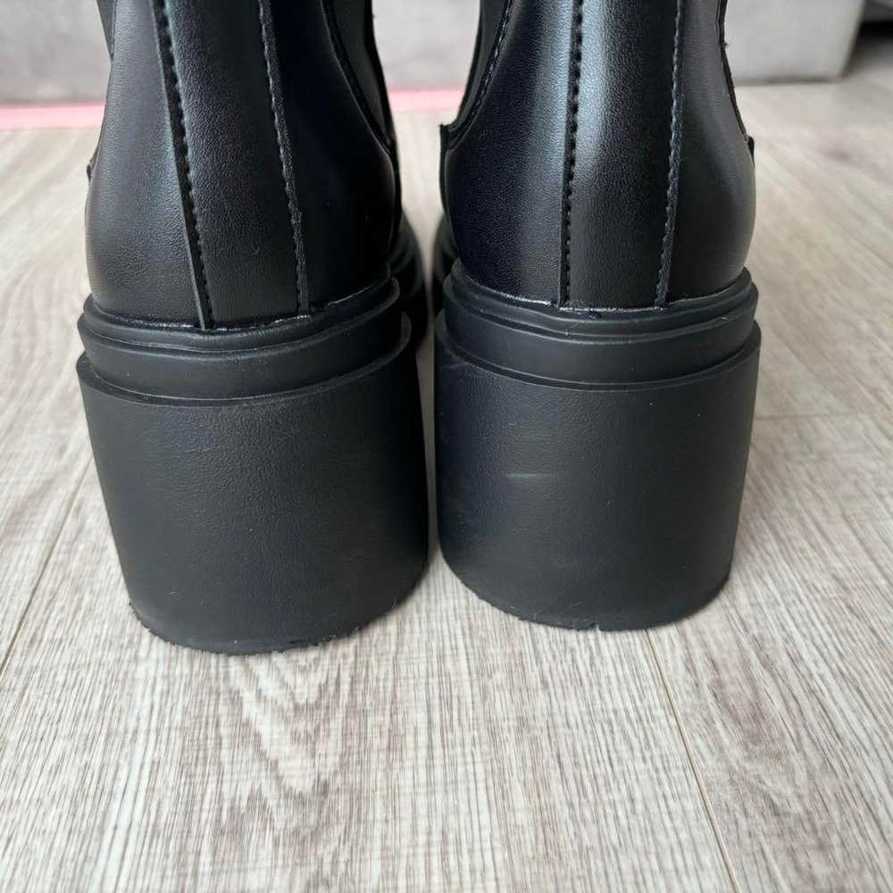 Side gore boots in excellent condition. - image 7