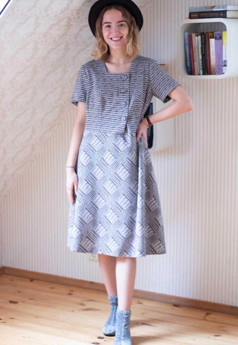 Brown and white patterned short sleeve dress - image 5