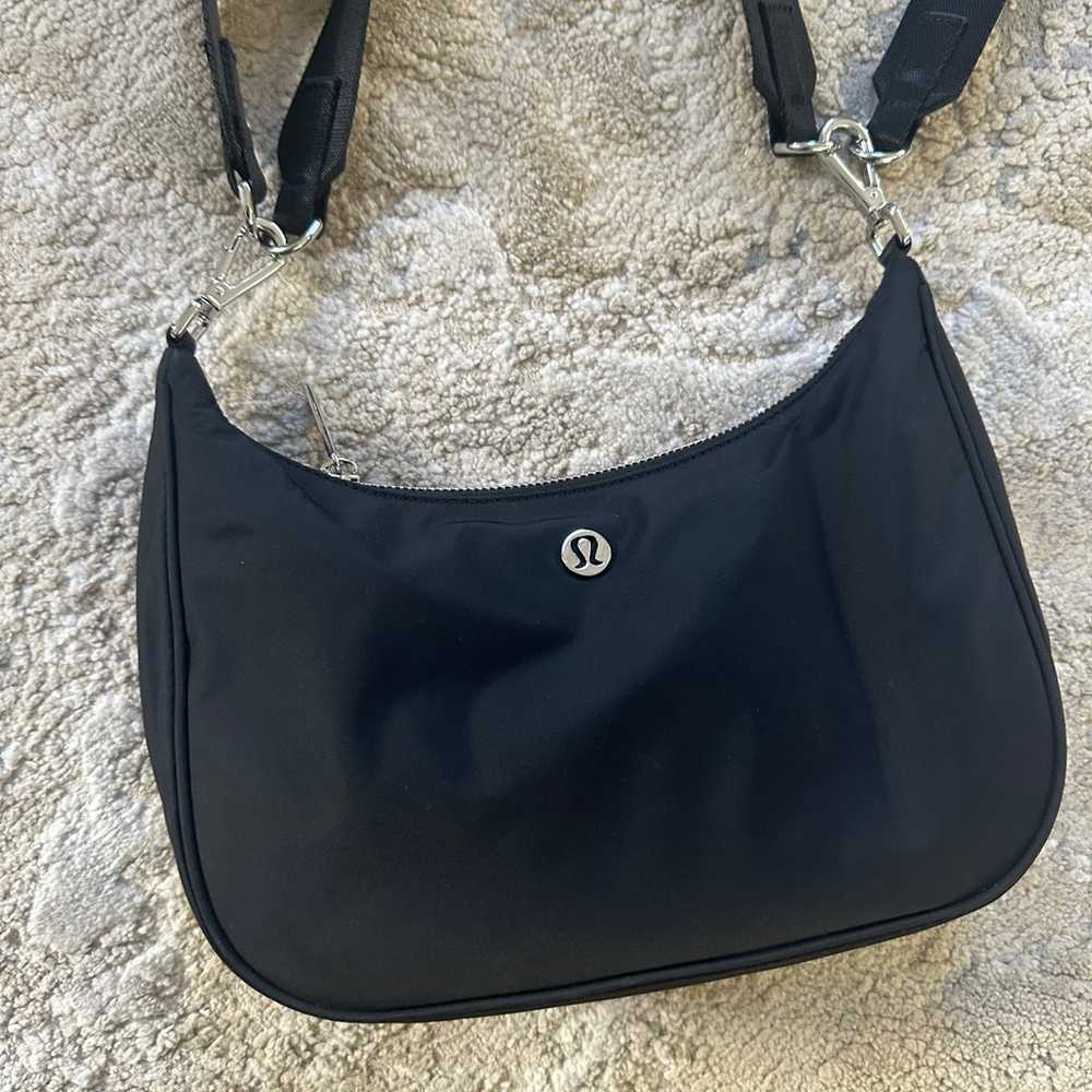 Lululemon adjustable shoulder bag - image 4